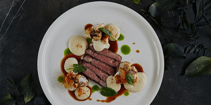 Filet de boeuf Dangus Noir et pommes de terre chaudes avec une sauce au fromage et espuma de champignons