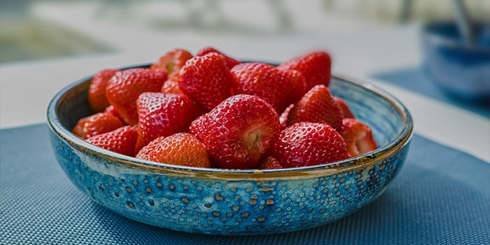 Fraises dans un bol bleu