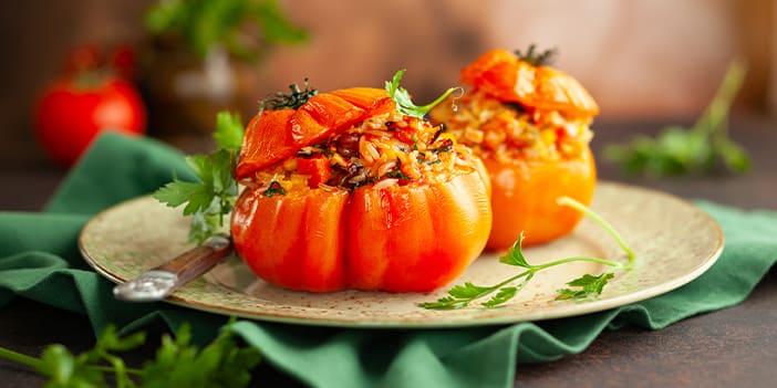 Tomates farcies avec de la viande et du riz