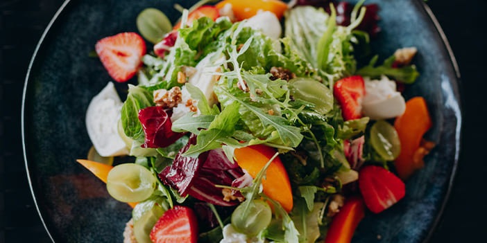 Salade composée dans une assiette