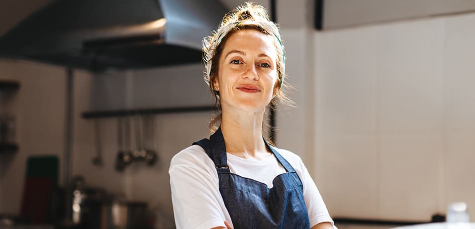Propriétaire d’un petit café qui prend la pose