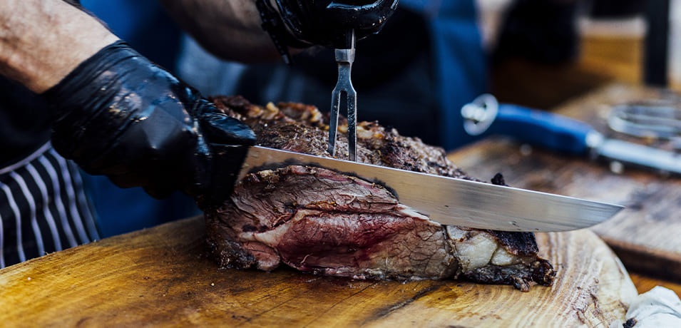 Découpe de viande rouge sur une planche en bois