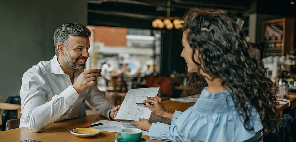 Discussion entre un homme et une femme autour d’une table