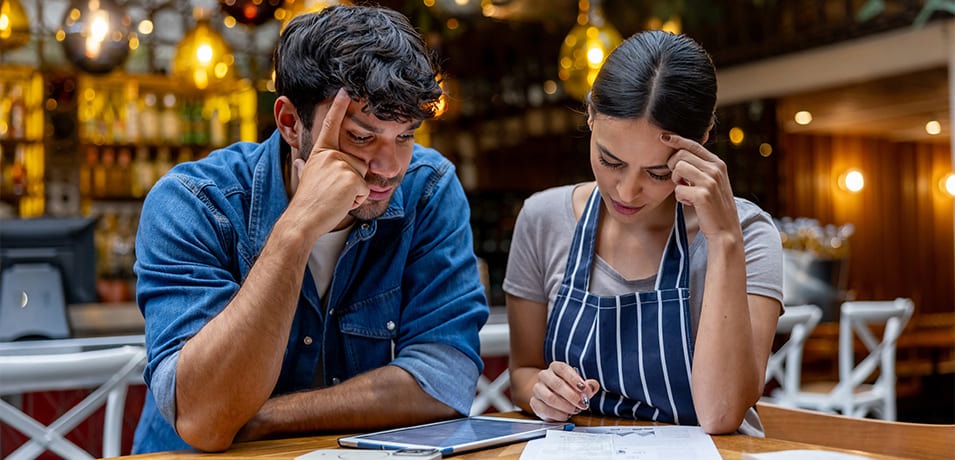 Gérants d’un restaurant qui travaillent sur la comptabilité