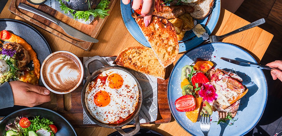 Différents plats disposés sur une table pour un brunch