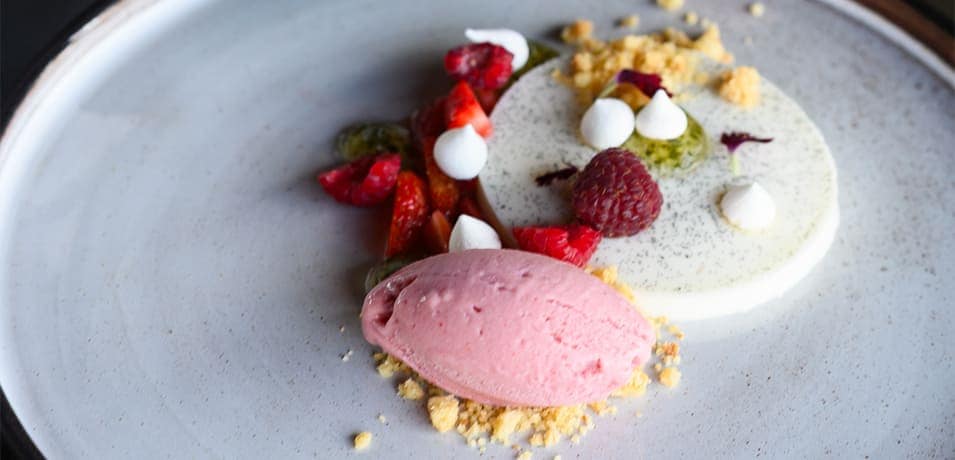 Dessert avec sorbet framboise et crumble