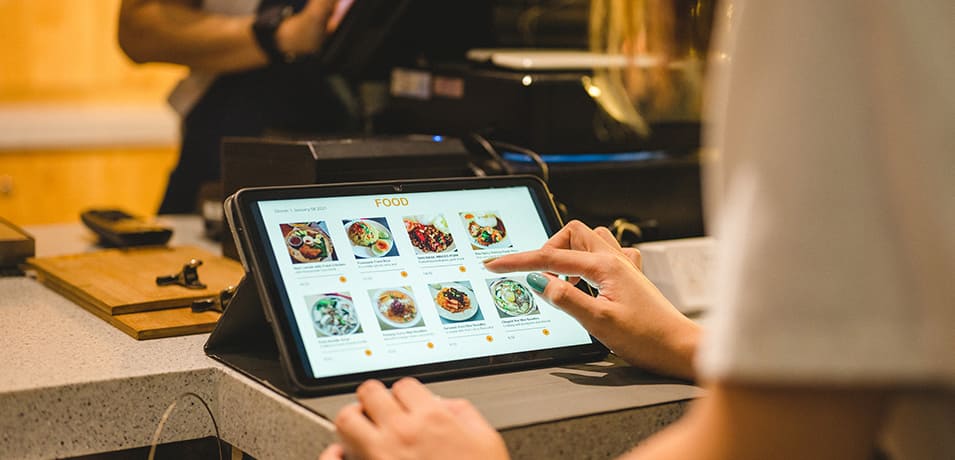 Client qui fait sa commande sur une tablette dans un restaurant