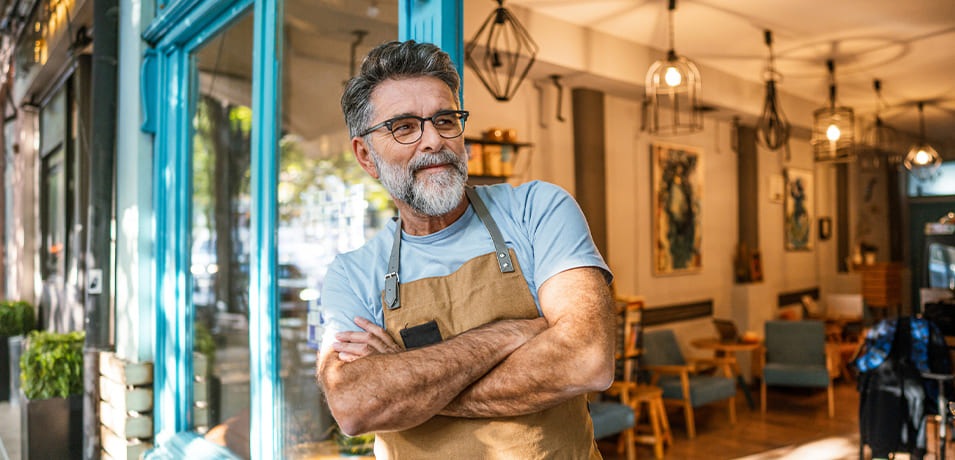 Gérant devant la devanture de son restaurant