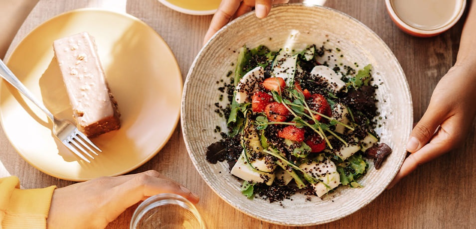 Déjeuner végétalien dans un restaurant