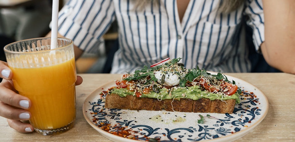 Assiette avec un avocado toast