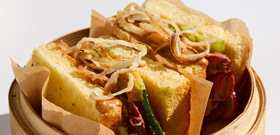 Sando gastronomique à la japonaise avec rôti de bœuf et oignons croustillants à la lumière naturelle