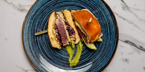 Recette de Chef - Burger de thon à l’avocat et au chou rouge - Alex Cook