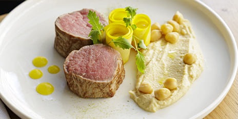 Recette de chef – Filet de veau de l’Aveyron, courgette jaune, pois chiche, vierge d’herbes d’été - Denise Hoquet