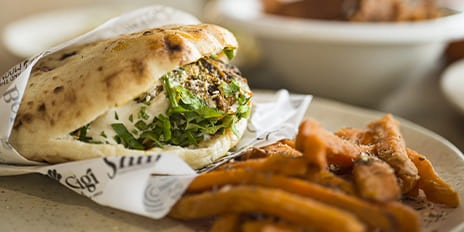 Recette de chef – Sandwich pita brochette de keftas