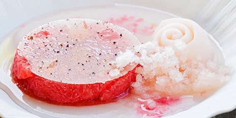 Recette de chef – Pomelo rose, infusion aux baies des bataks sorbet pamplemousse, granité – Christophe Bacquié