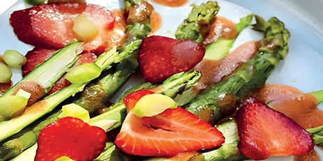 Recette de chef – Salade d’asperges vertes crues et fraises – Vincent Ferniot