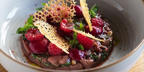 Recette de chef - Veau de Corrèze en tartare, pickles de framboises et betteraves épicées