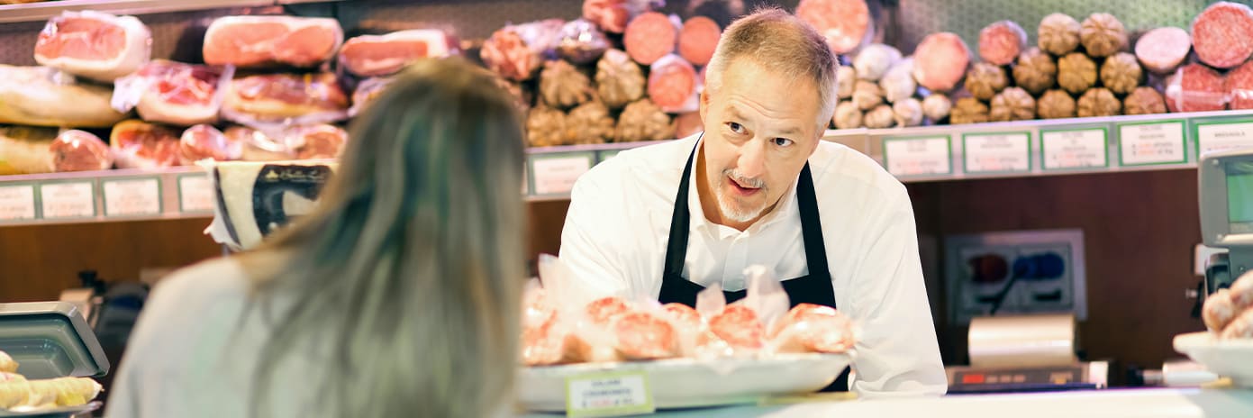 Boucher qui sert une cliente