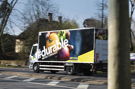 Camion de livraison METRO qui se rend à un point de livraison
