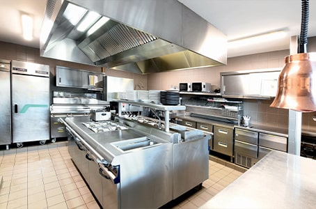 Cuisine professionnelle composée de différents équipements