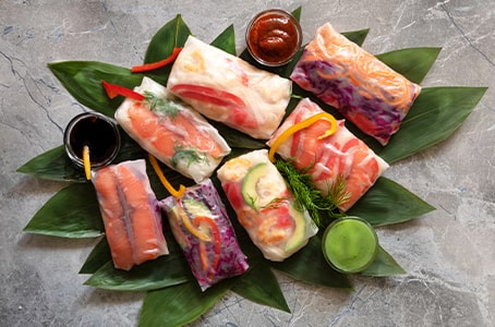 Plat asiatique tendance accompagné de différentes sauces