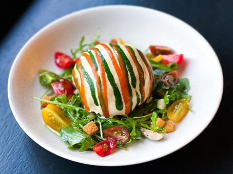 Plat italien dans une assiette blanche