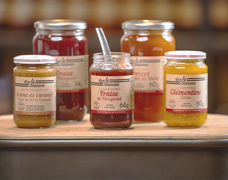 Pots de confiture posés sur une table en bois