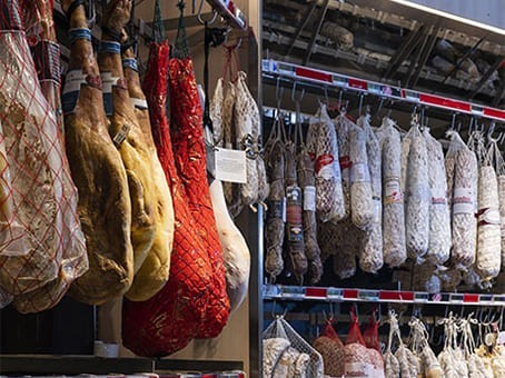 Rayon charcuterie d’une halle METRO
