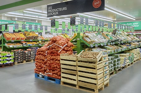 Halles METRO où sont exposés fruits et légumes pour la vente
