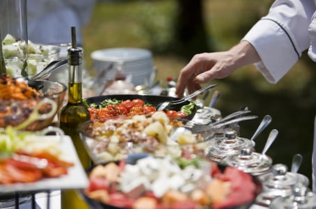 Buffet de traiteur avec différents plats à disposition