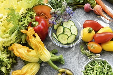 Fruits et légumes variés présentés sur une table