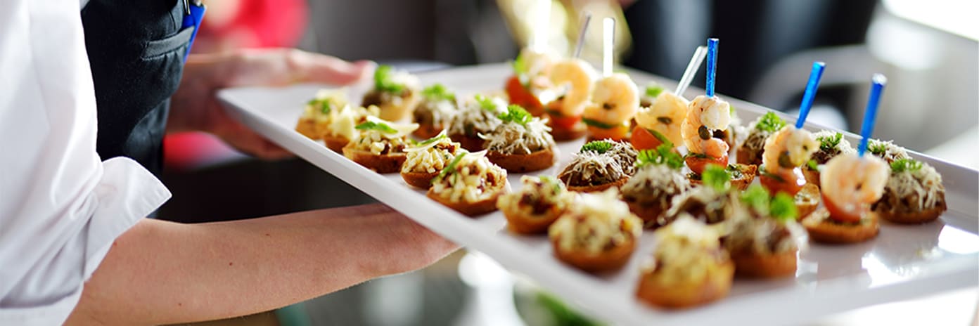 Plateau avec amuse-bouche réalisés par un traiteur
