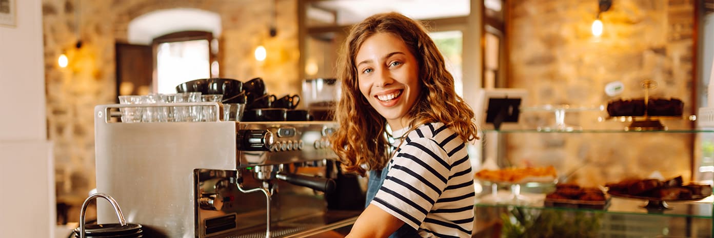 Jeune serveuse dans un café