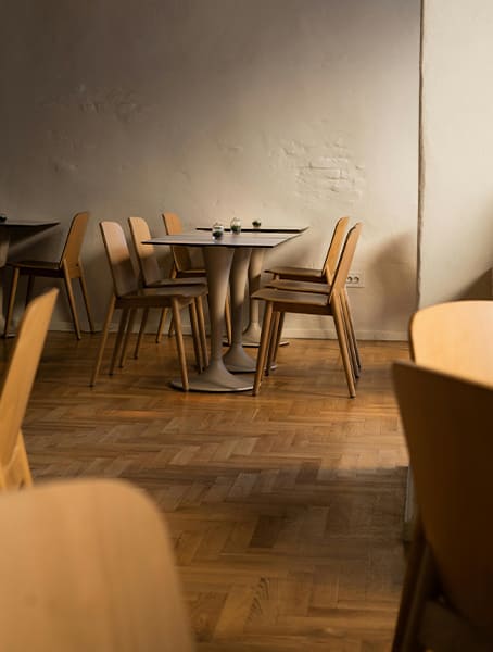 Ambiance de restaurant avec tables et chaises
