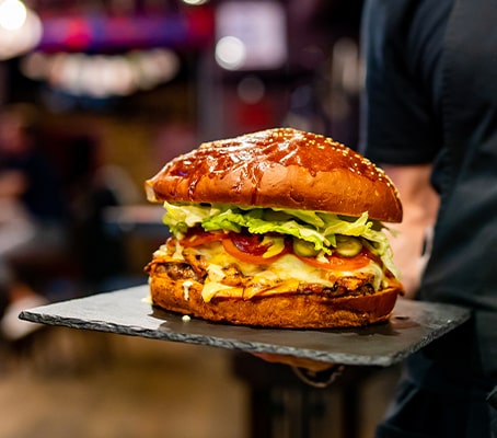 Burger sur une ardoise