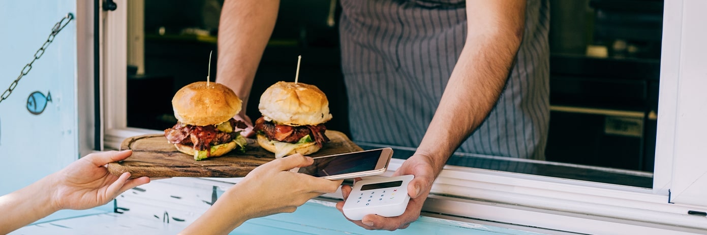 Vente de burgers dans un food truck