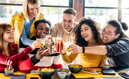 Groupe qui trinque dans un bar