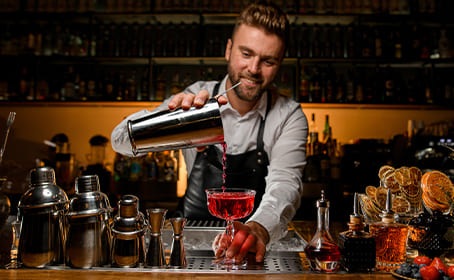 Préparation d’un cocktail par un barman