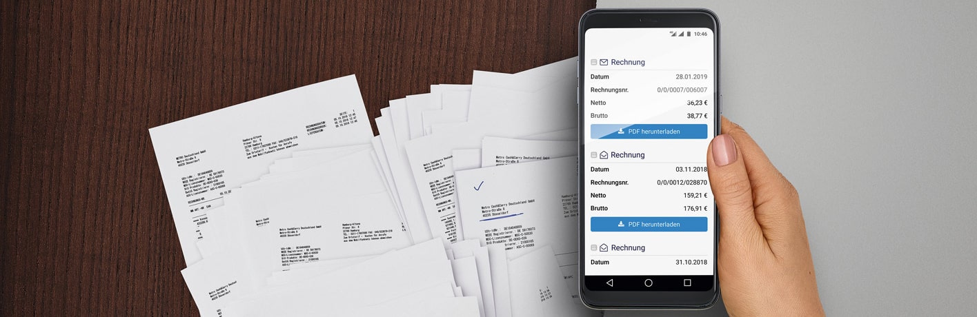 Factures en papier sur une table et facture électronique sur un téléphone portable