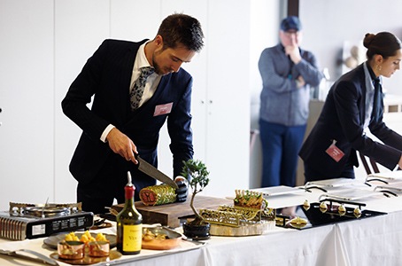 Un maître d'hôtel pendant le concours de le Meilleure Brigade de France