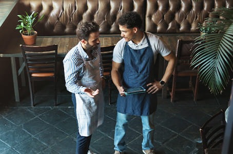 Échange entre gérant et serveur d’un restaurant