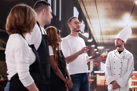 Réunion d’équipe entre cuisiniers, serveurs et chefs d’équipe