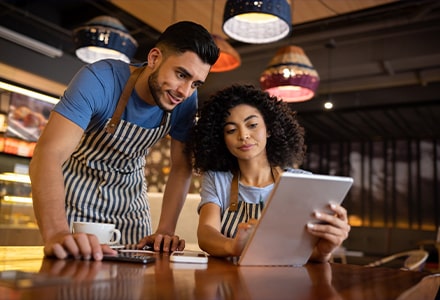 Serveurs dans un restaurant, regardant sur une tablette