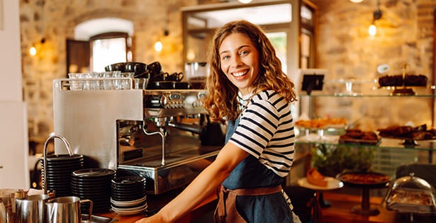 Jeune serveuse dans un café