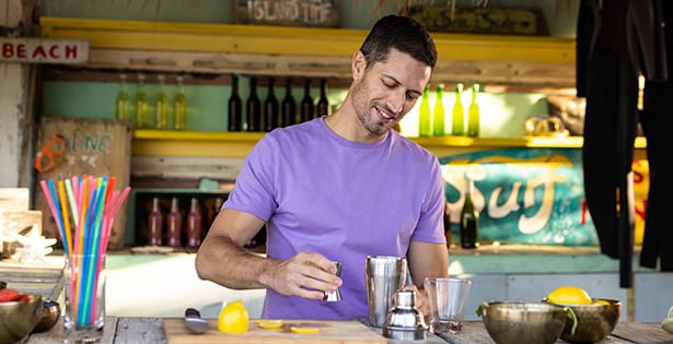 Serveur préparant une boisson au bar