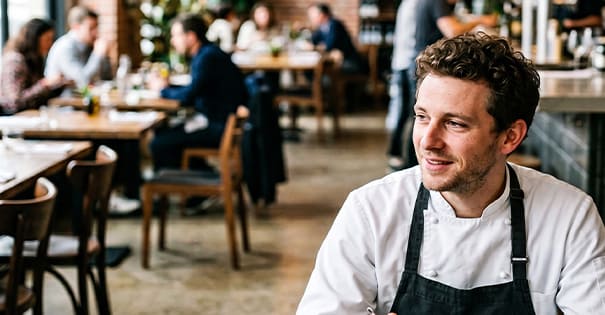 Serveur prenant sa pause déjeuner