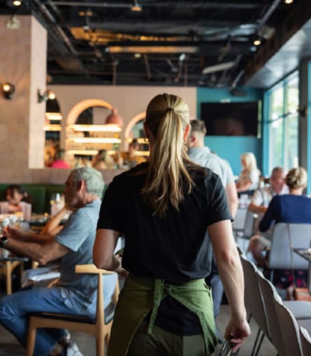 Serveuse de dos dans un restaurant