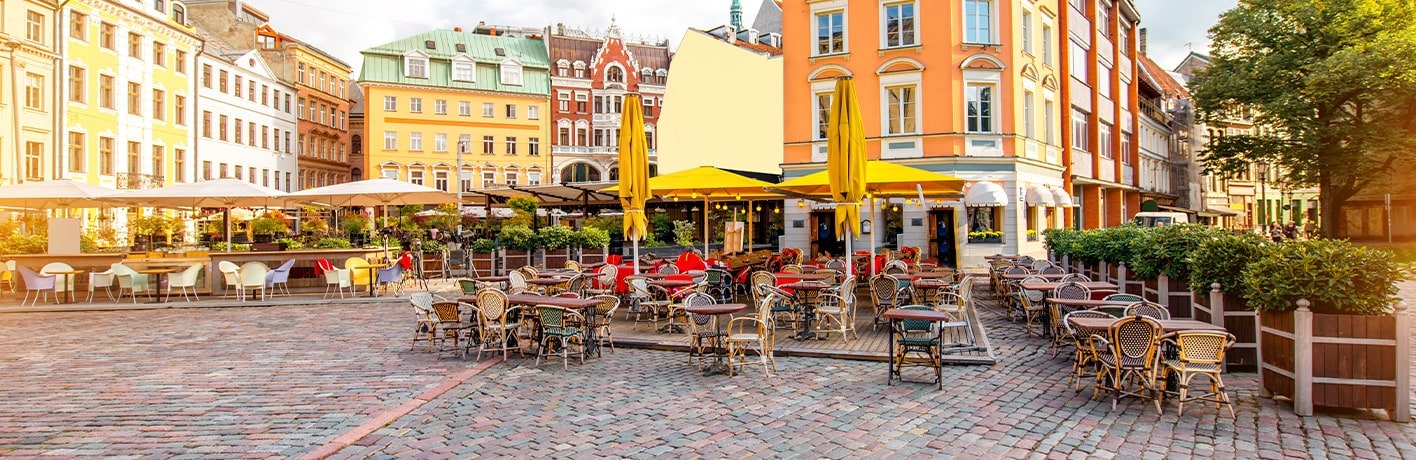 Terrasses de restaurant sur une place