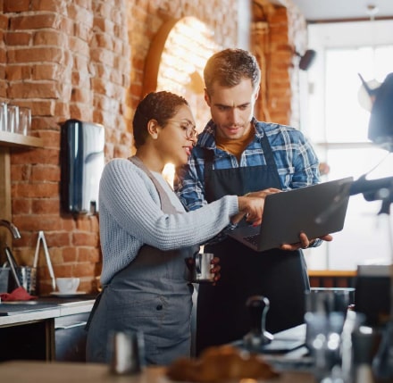 2 restaurateurs consultant un ordinateur