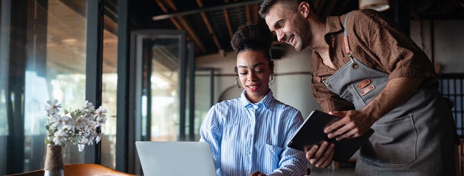 Discussion des managers d’un restaurant autour d’un ordinateur